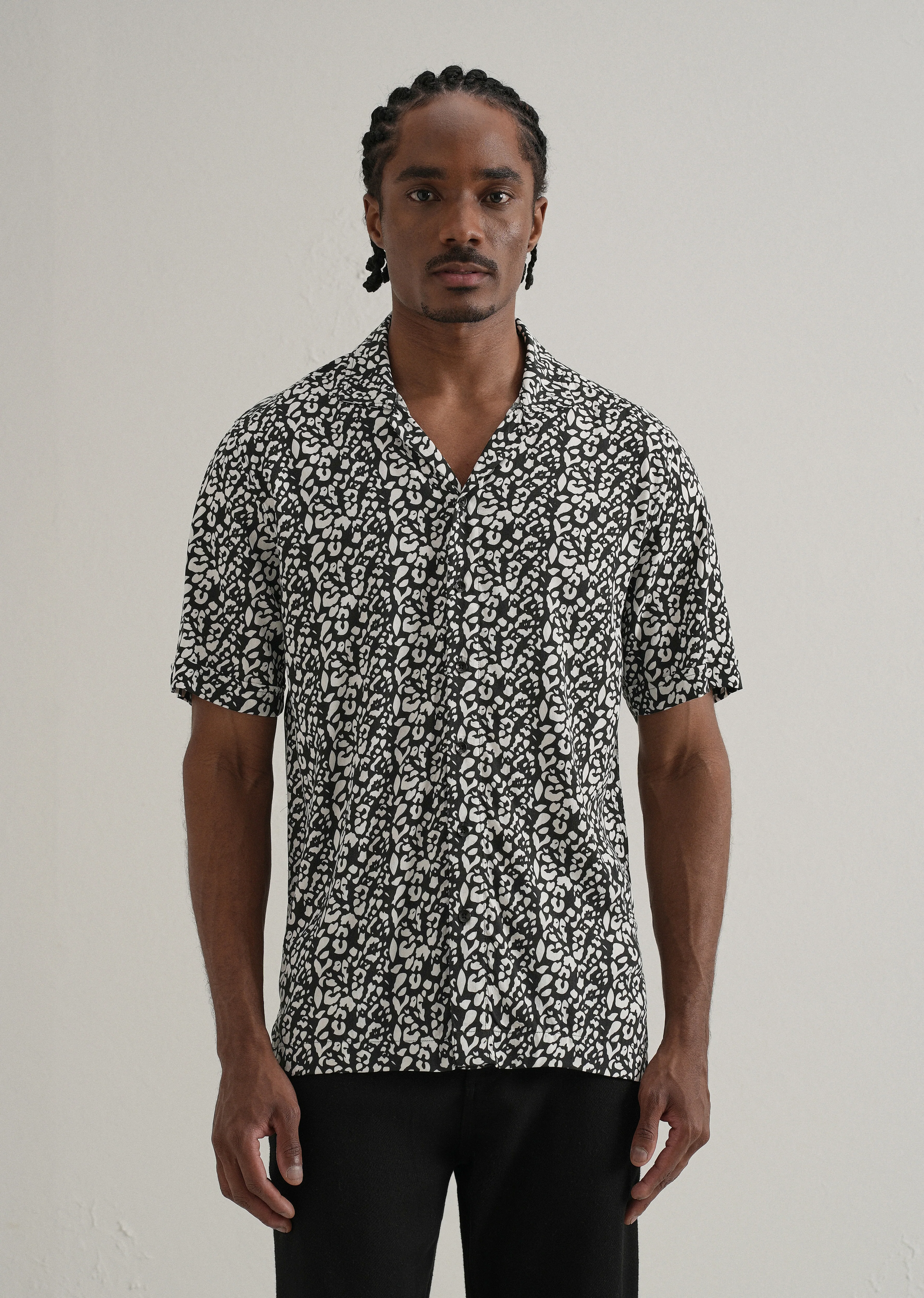 Achromatic Rosette Print Half Sleeve Shirt - Image 3