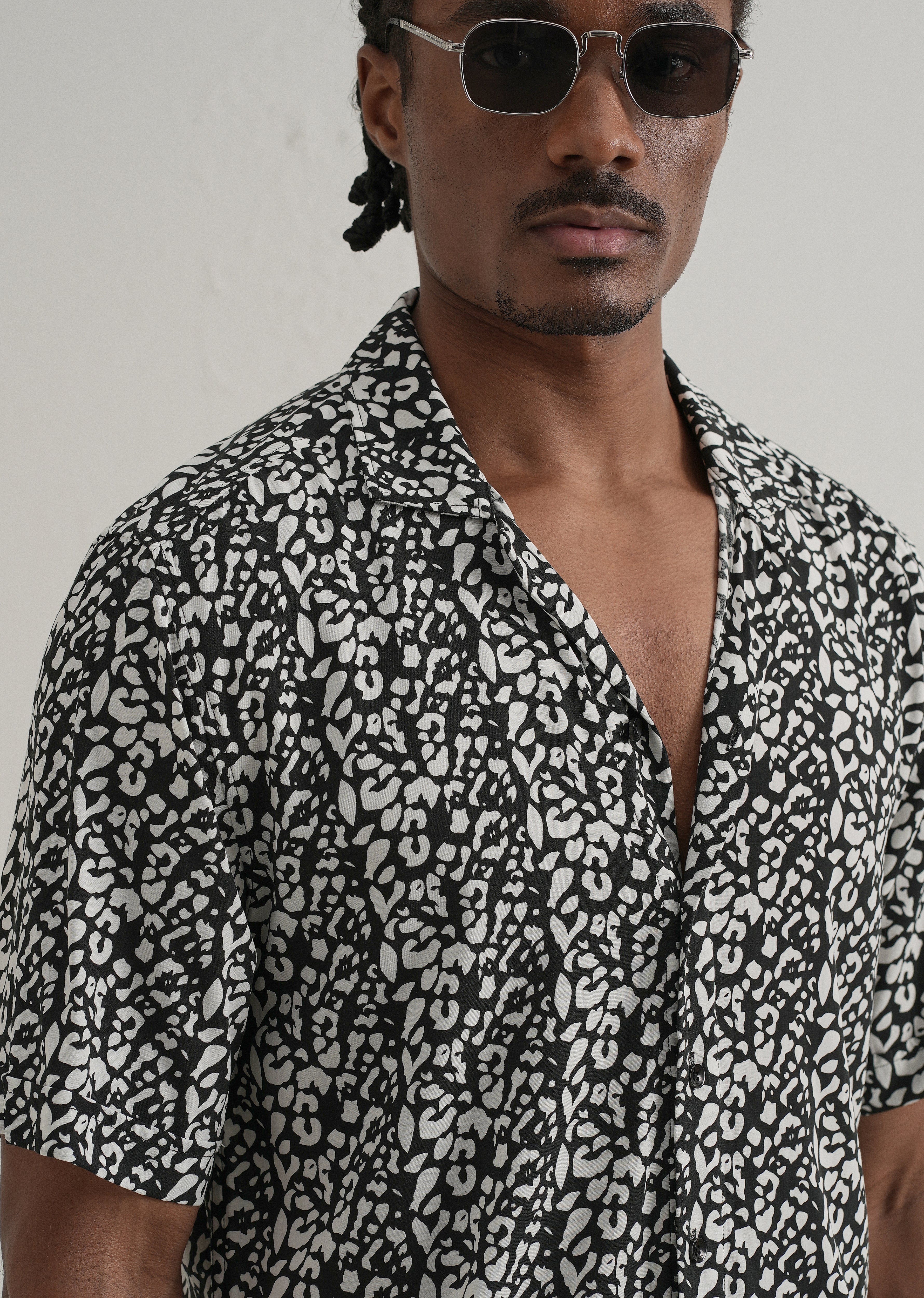Achromatic Rosette Print Half Sleeve Shirt - Image 5
