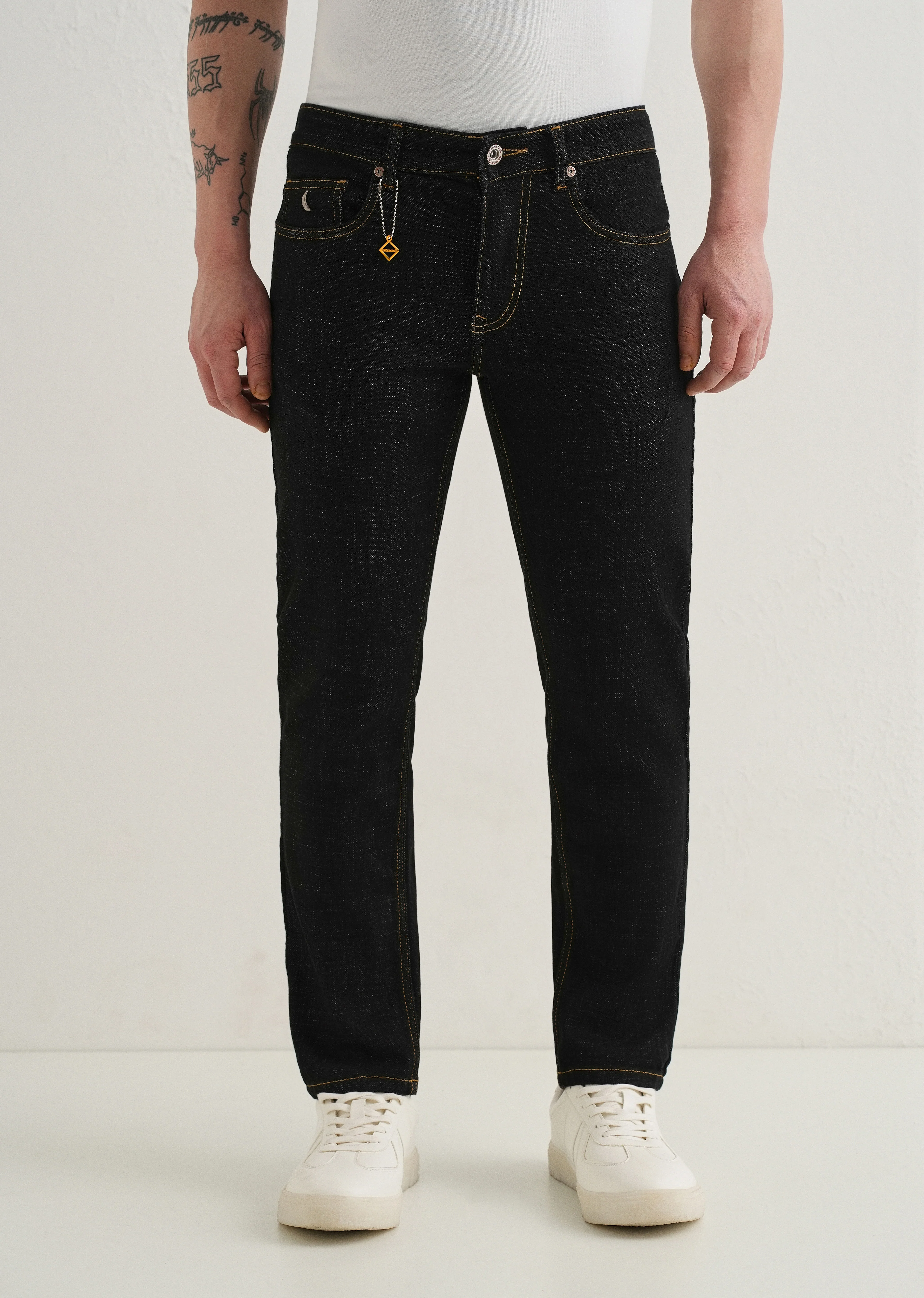 Black Mid Rise Carrot Fit Jeans - Image 5