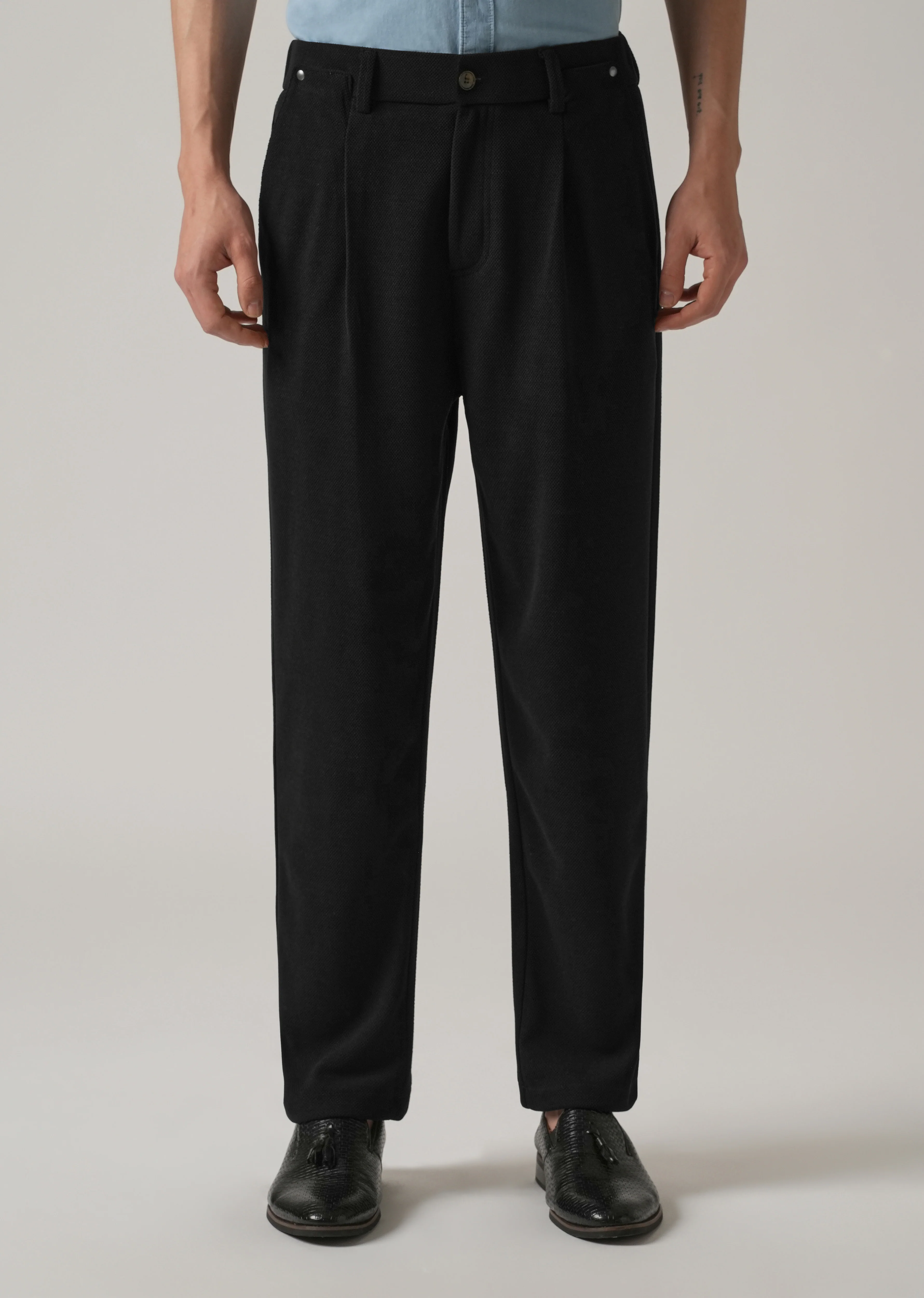 Black Textured Pleated Relaxed Fit Pant - Image 3