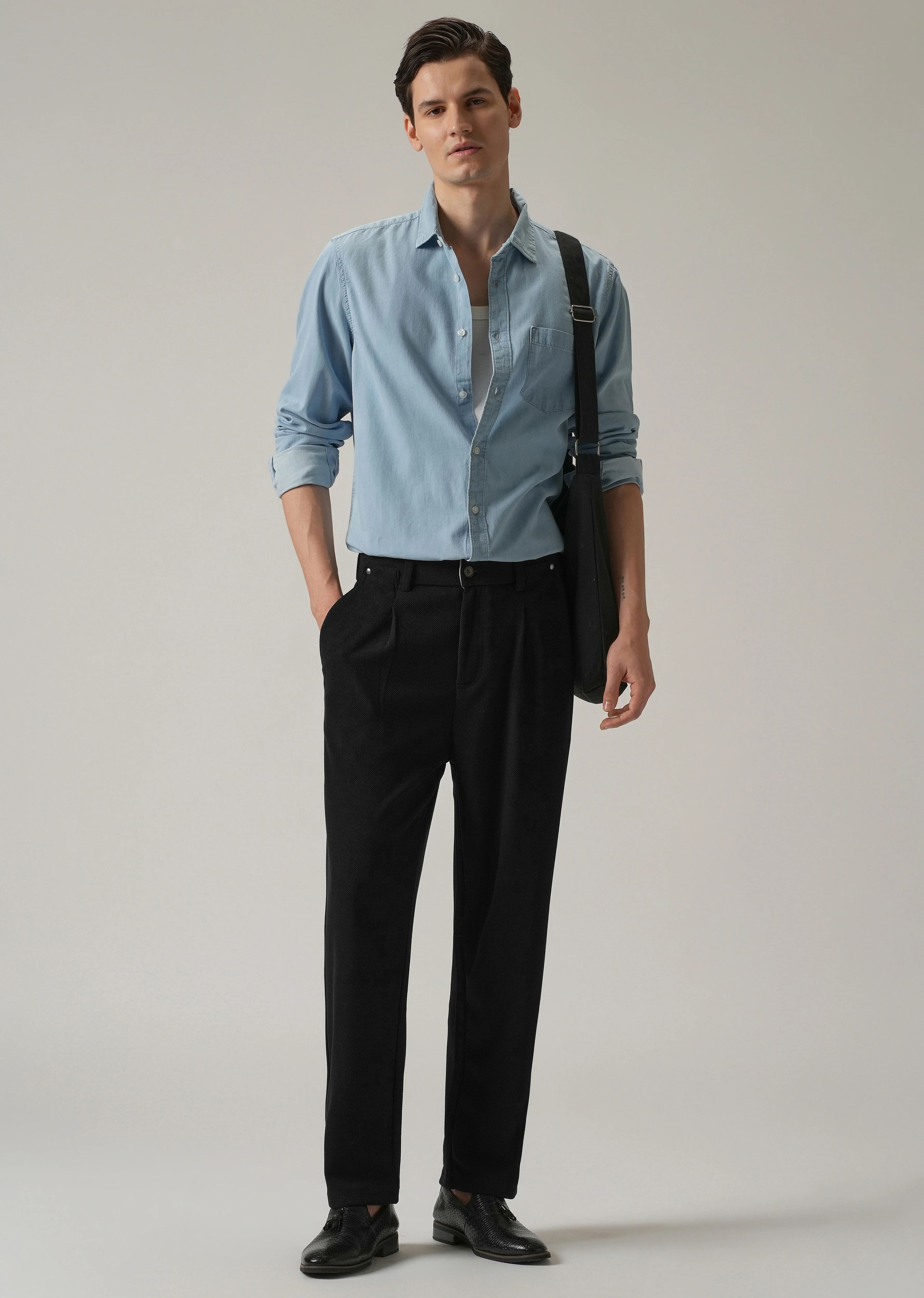 Black Textured Pleated Relaxed Fit Pant - Image 6
