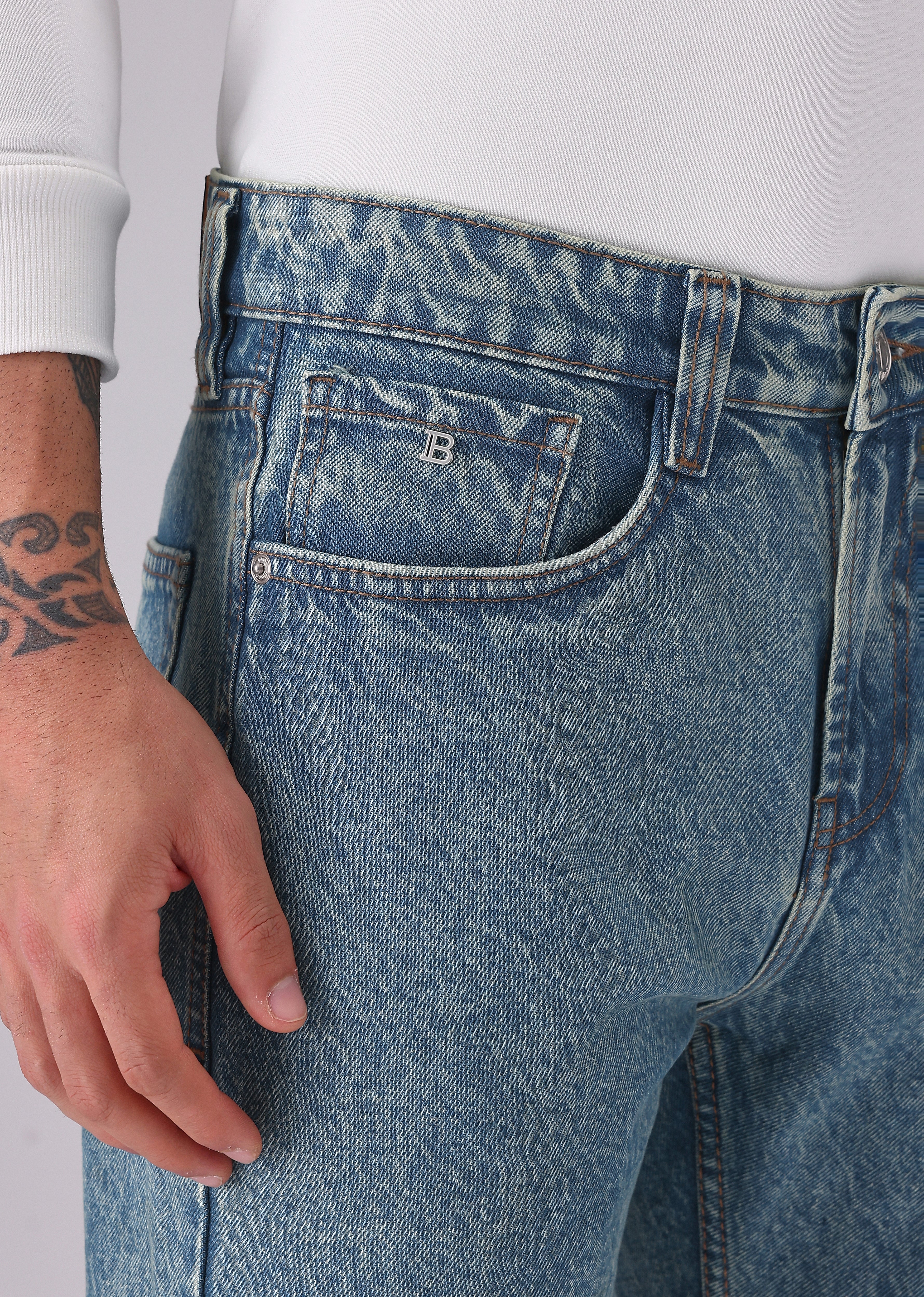 Mid Wash Carrot Fit Jeans - Image 5
