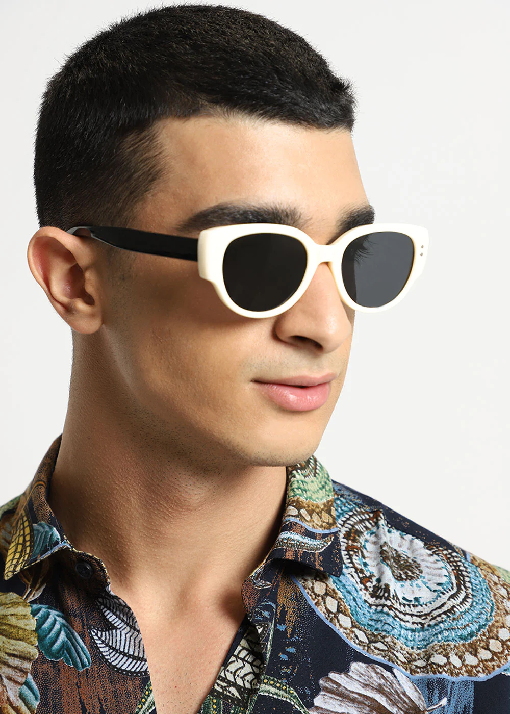 Sleek White Unisex Oval Sunglasses - Image 6