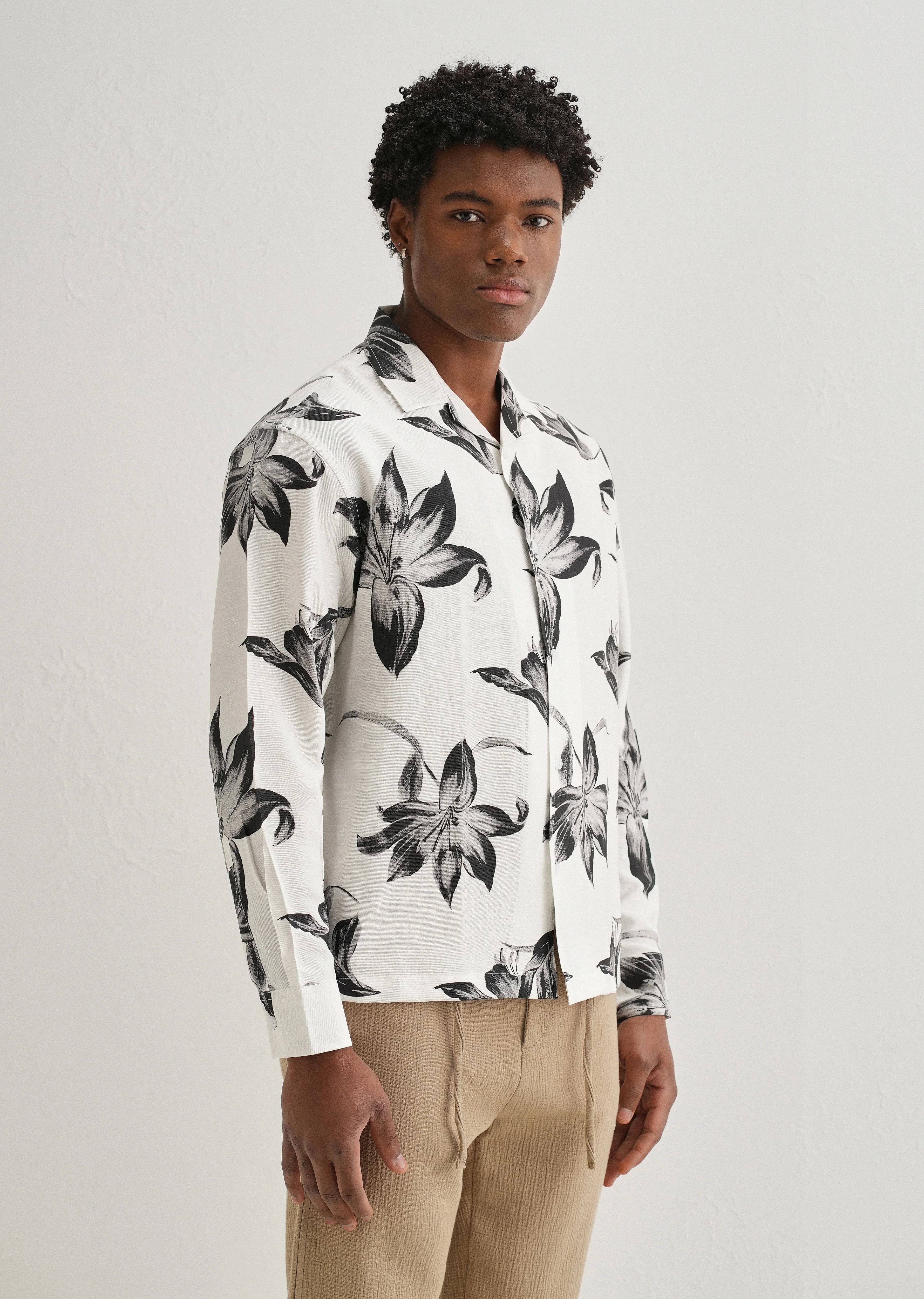 White Monochrome Lily Floral Printed Shirt - Image 4