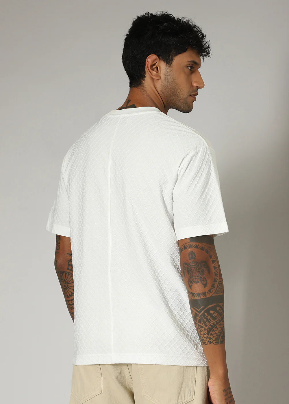 White Plain Textured Regular T-shirt - Image 4