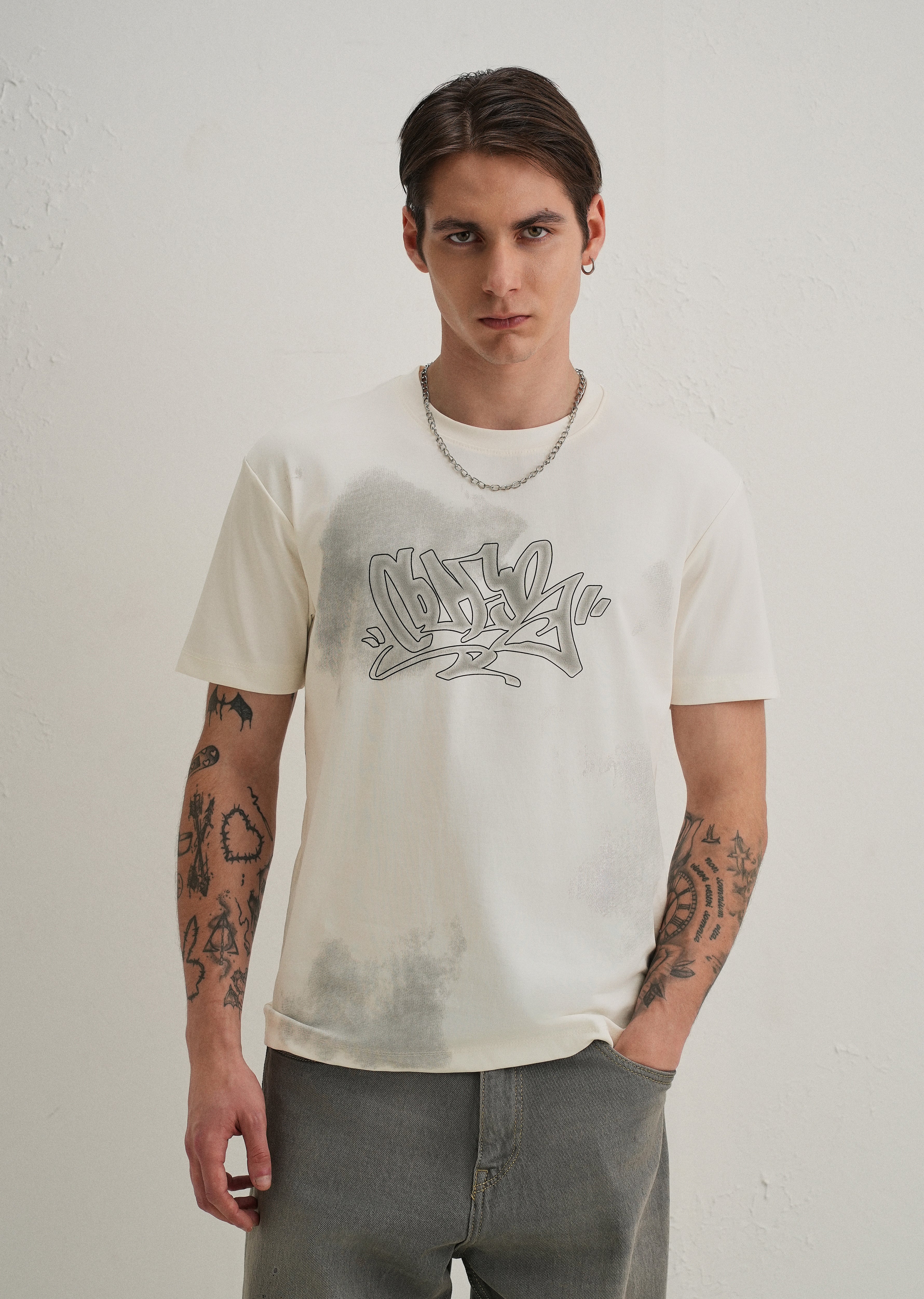 White Textured Back Print T-Shirt - Image 7